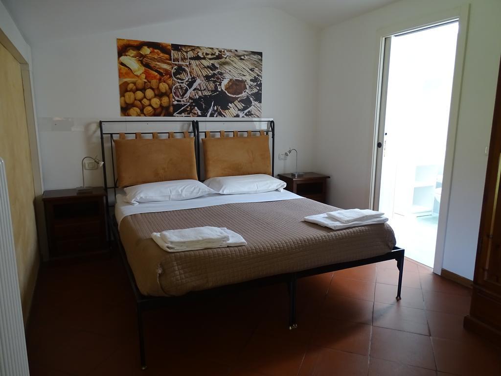 Casa Del Noce Hotel โรเวเรโต ภายนอก รูปภาพ